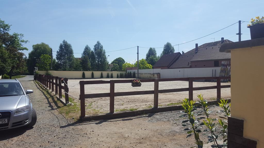 Farm Stay Nh Stables Nyrany Екстер'єр фото